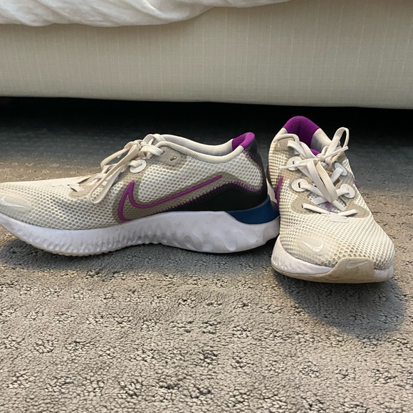 Nike Renew Run Platinum Tint/Vivid Purple/White/Pink | Size: 9 - Picture 7 of 8